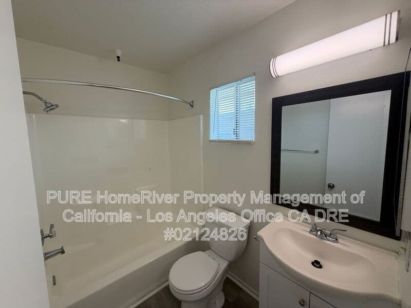 Hawthorne House: 13707 Yukon Ave