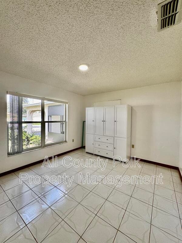Lakeland House: 3919 Lehman Ct