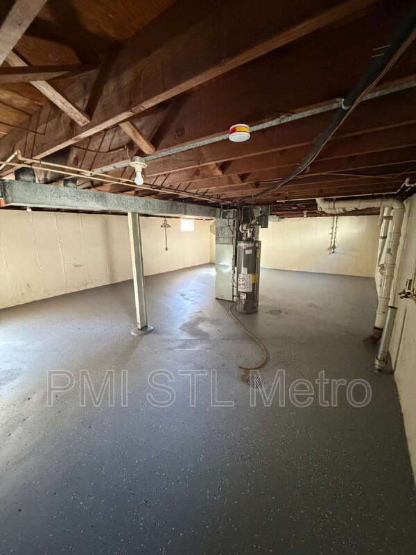 Saint Louis House: 9710 Balboa Dr