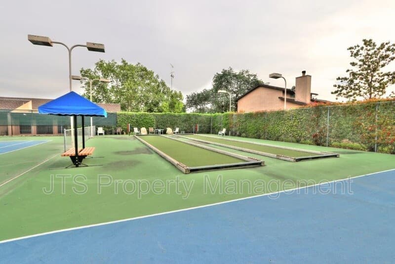 Fair Oaks House: 8944 Cliffside Lane