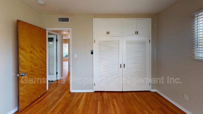 San Diego House: 4947 63rd St