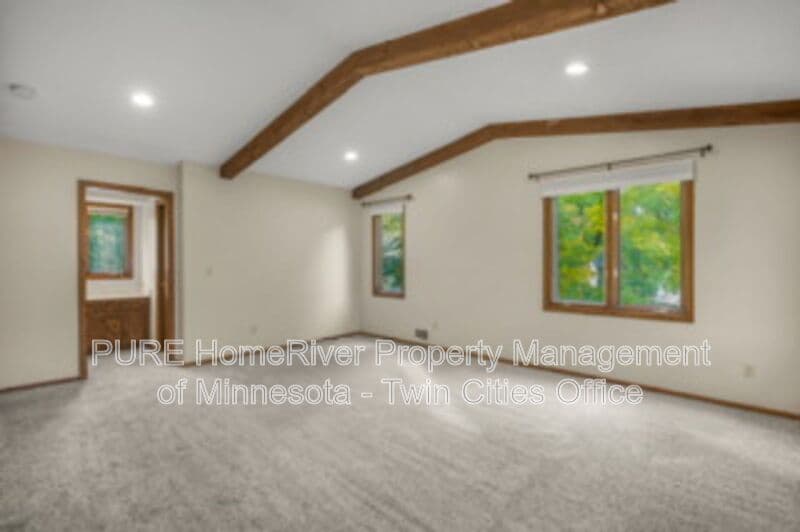 Edina House: 7420 Hyde Park Cir