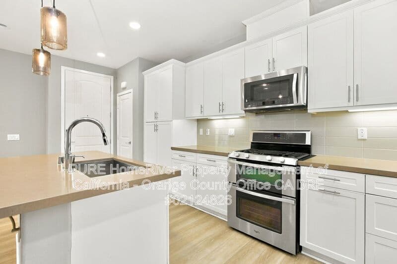 Lake Forest House: 208 El Paseo