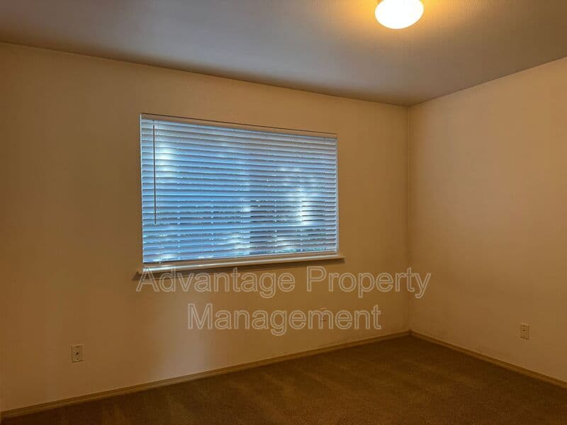 Monmouth House: 739 W. Jackson St.