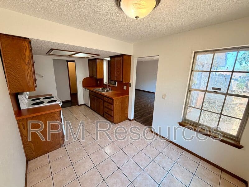 Oklahoma City Condo: 7000 Woodlake Dr