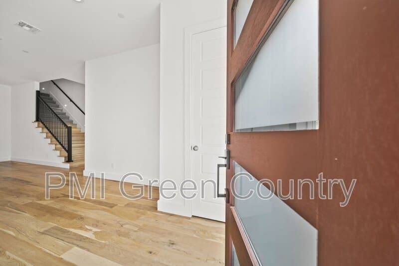 Broken Arrow House: 118 East Elgin Street