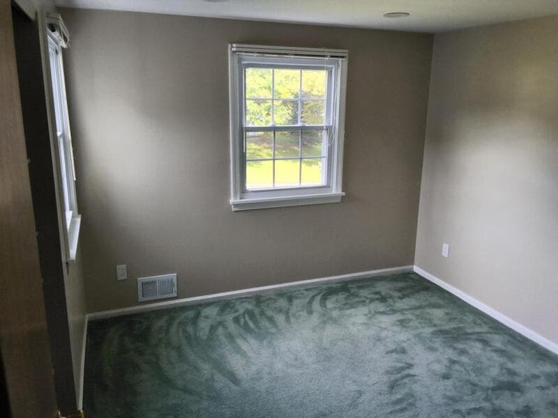 Pittsford House: 4 Old Forge Ln