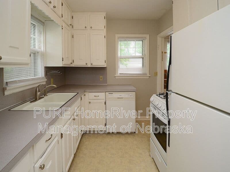 Omaha House: 2108 S 46th St