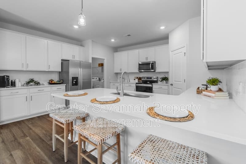 Pooler House: 202 Bircholt Grove