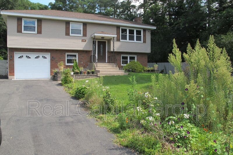 Albany House: 18 Ethel Dr