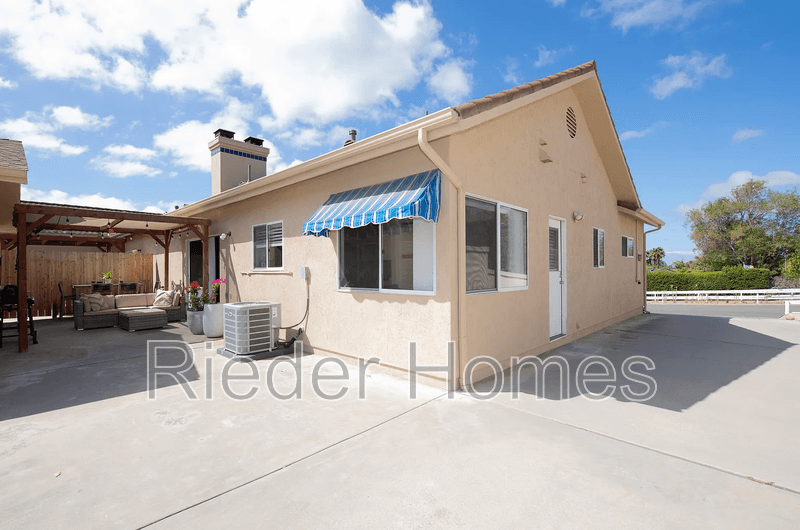 Oceanside House: 1606 Hackamore Rd