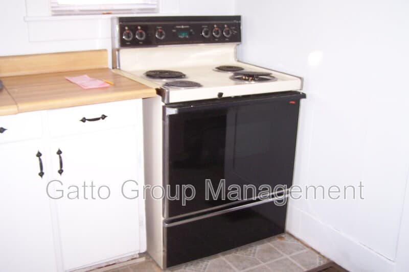 Middlefield House: 15989 Mill St
