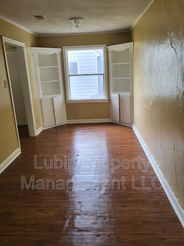 Memphis House: 1866 Valley Blvd