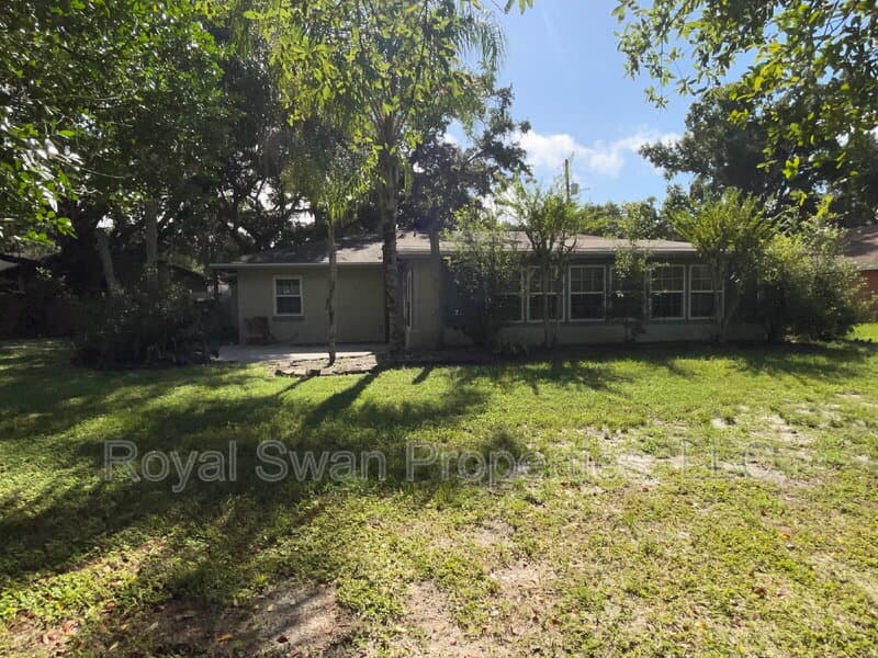 Auburndale House: 222 Lakeview Drive