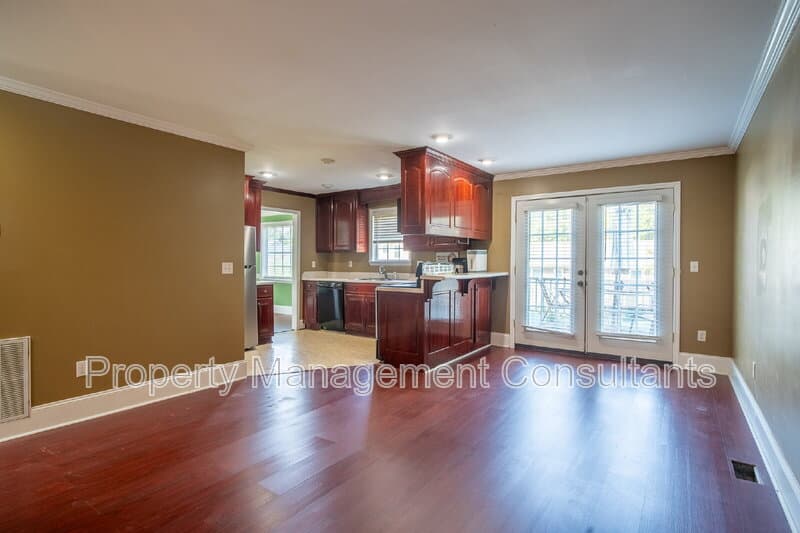 Huntsville House: 1060 Old Monrovia Road Northwest