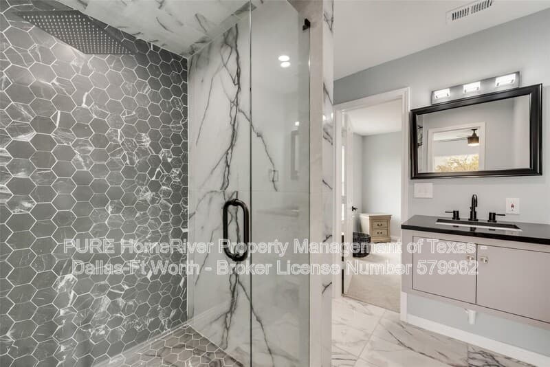 Dallas House: 1124 E 11th St
