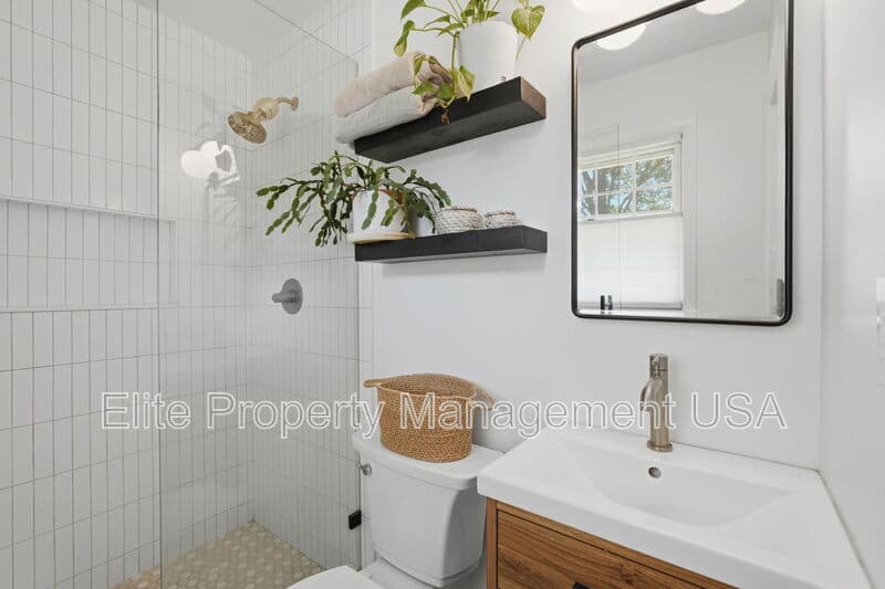 Gainesville House: 1338 Northwood Cir NE
