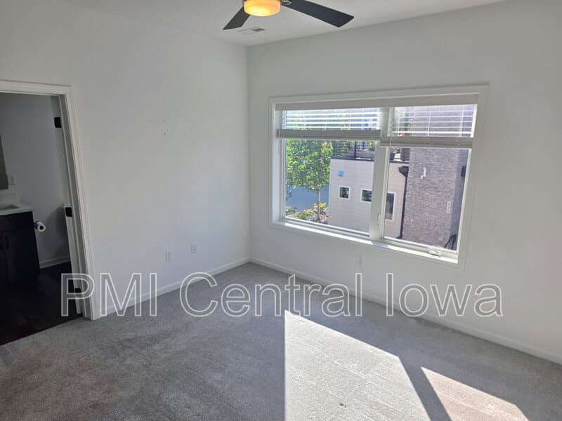 Des Moines Townhome: 423 SW 12th St