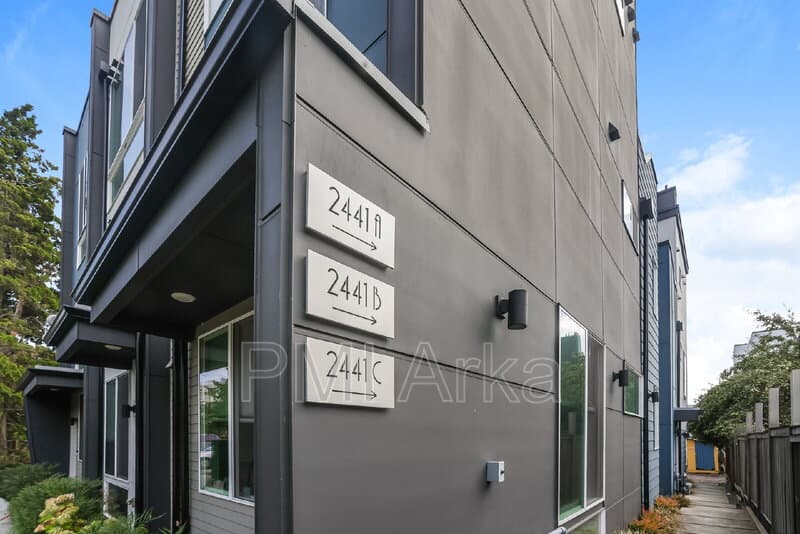 Seattle Townhome: 2441 NW 61st St