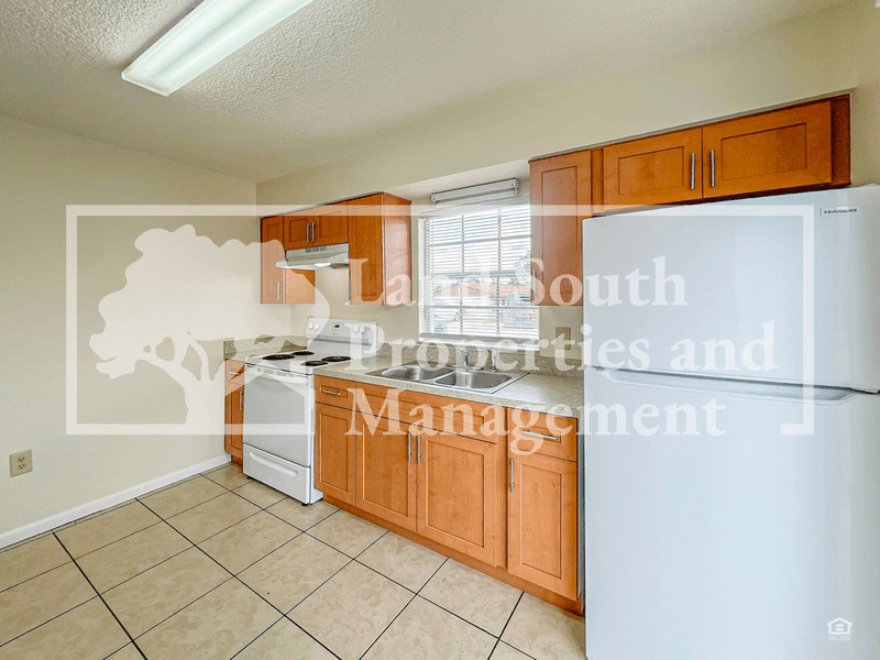 Lakeland House: 5825 Charlton Drive
