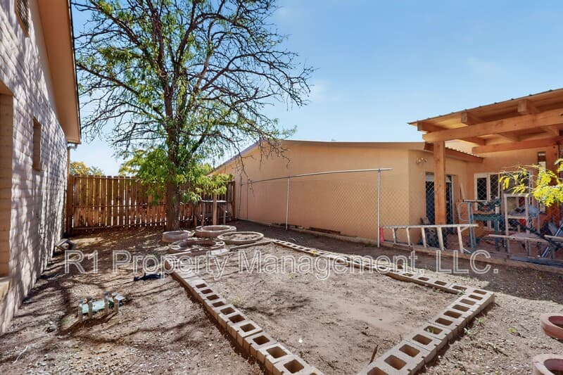 Rio Rancho House: 209 Villa Verde Drive Southeast