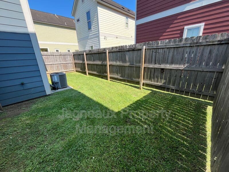 Lafayette House: 114 Hargrave Dr
