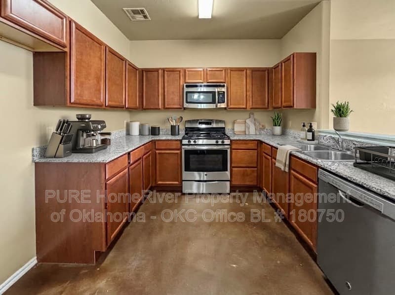 Edmond Condo: 100 Ashley Dr
