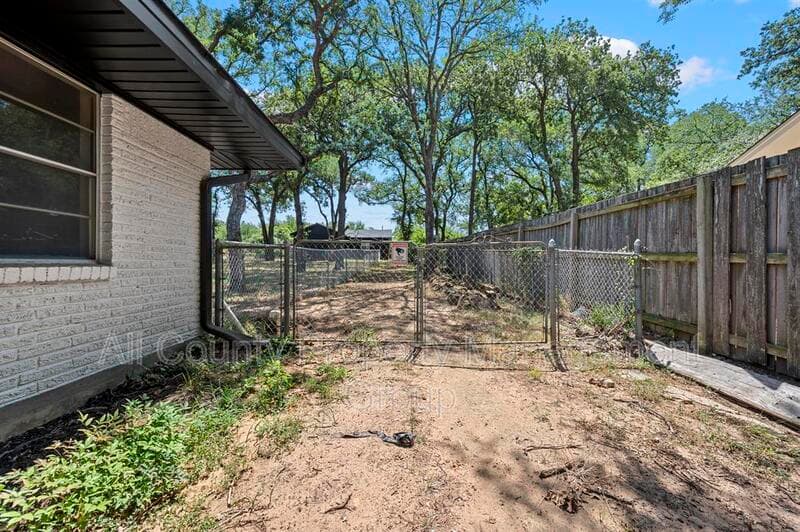 Hurst House: 1444 Cimarron Trail
