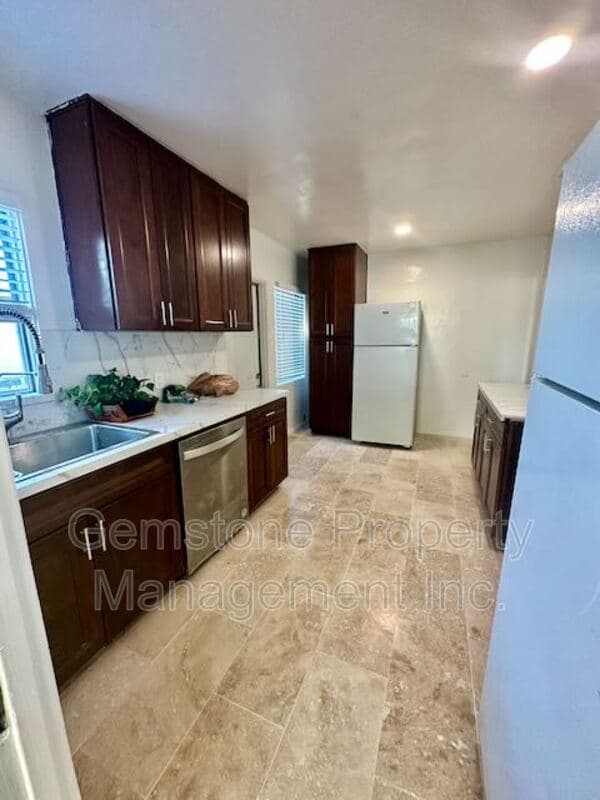 San Diego House: 5017 College Ave