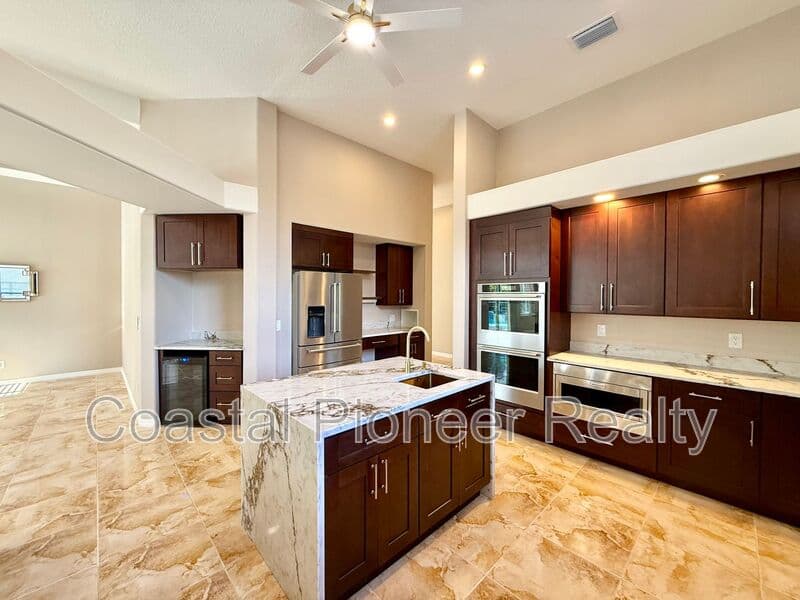 Largo House: 10334 Longwood Dr
