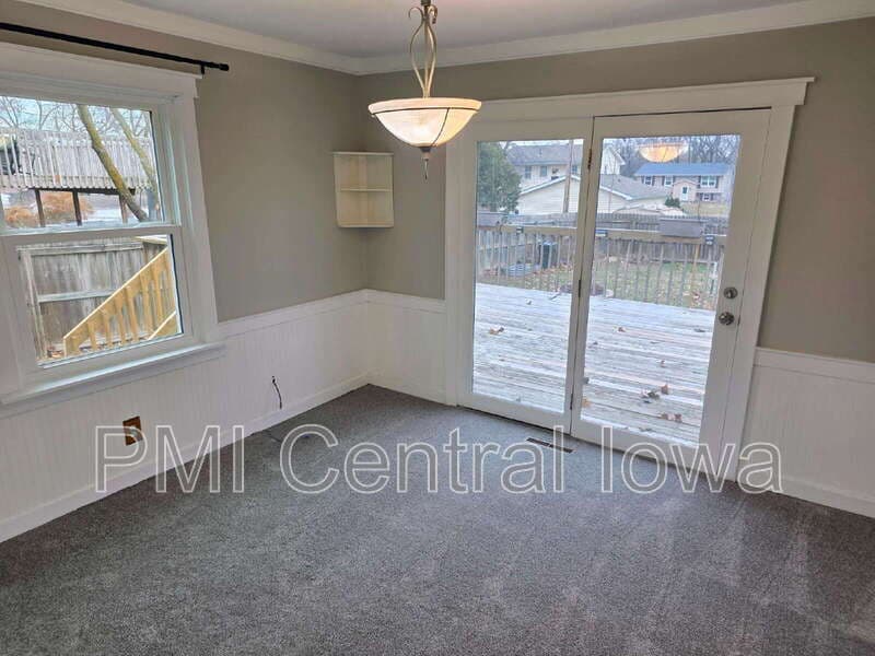 Urbandale House: 4405 68th Street
