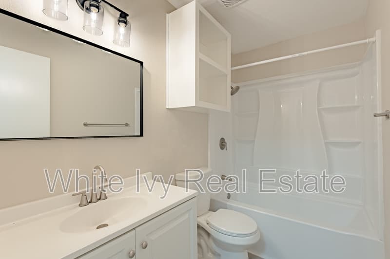 Woodville House: 1107 W Dogwood St