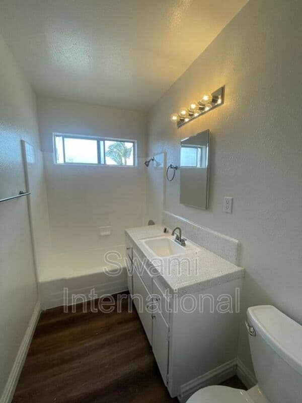 Inglewood Condo: 947 Myrtle Avenue