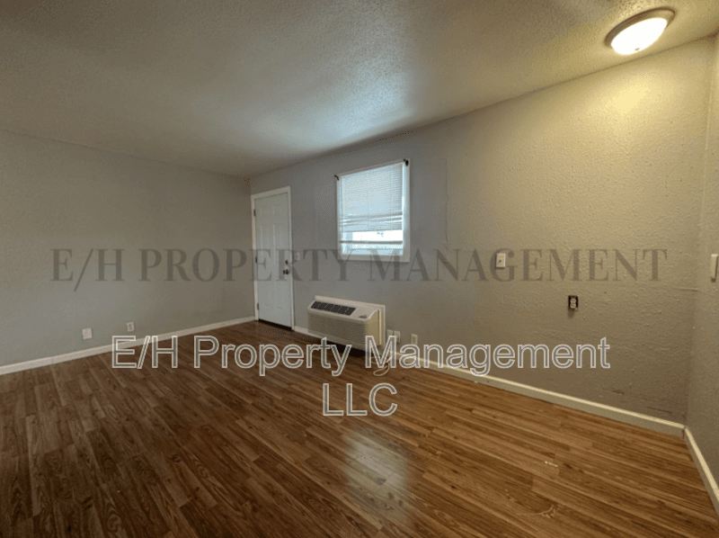 Wichita House: 1916 S Broadway