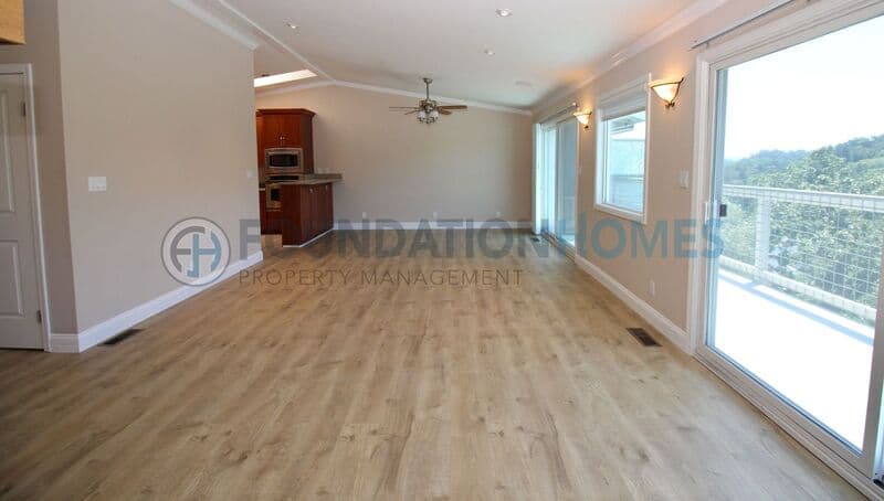 Fairfax House: 93 Live Oak Ave
