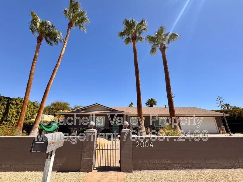 Palm Springs House: 2004 N San Antonio Rd
