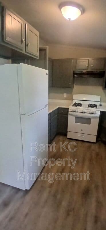 Independence House: 412 N Cochise Dr