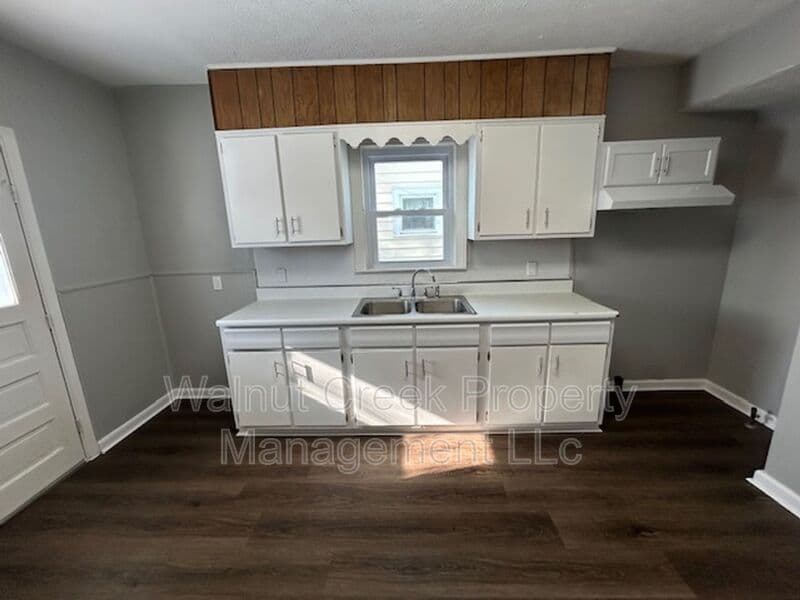 Lorain House: 939 W 22nd Street