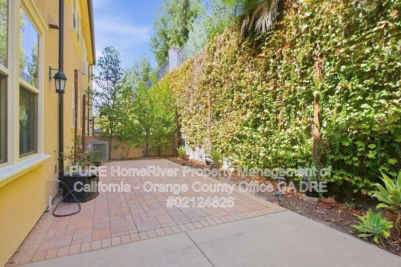 Lake Forest House: 208 El Paseo