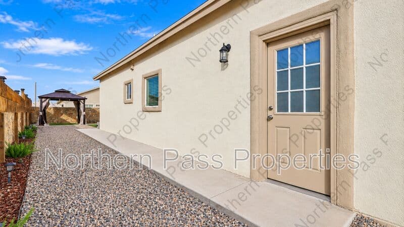 El Paso House: 15153 Composition