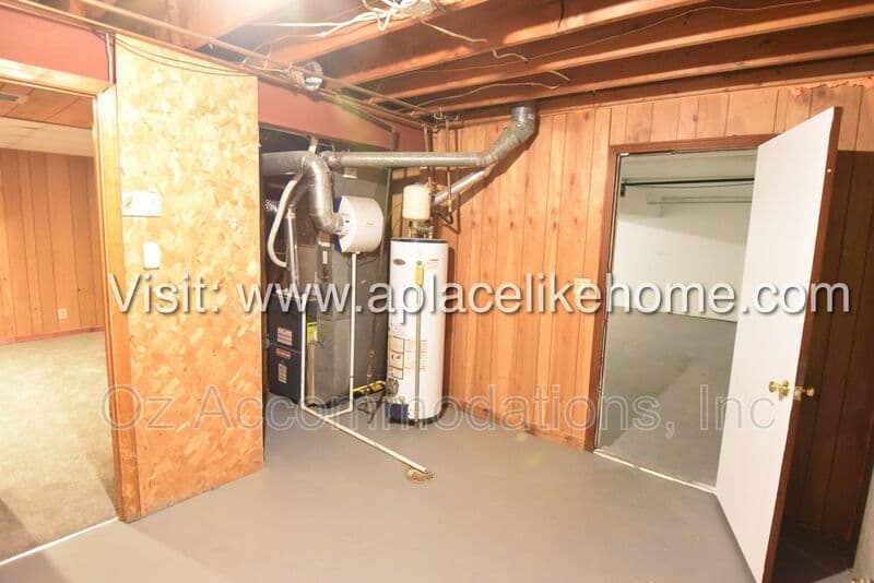 Olathe House: 14120 S Raintree Dr