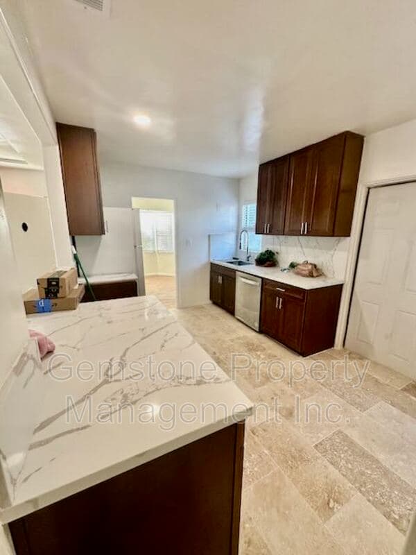 San Diego House: 5017 College Ave