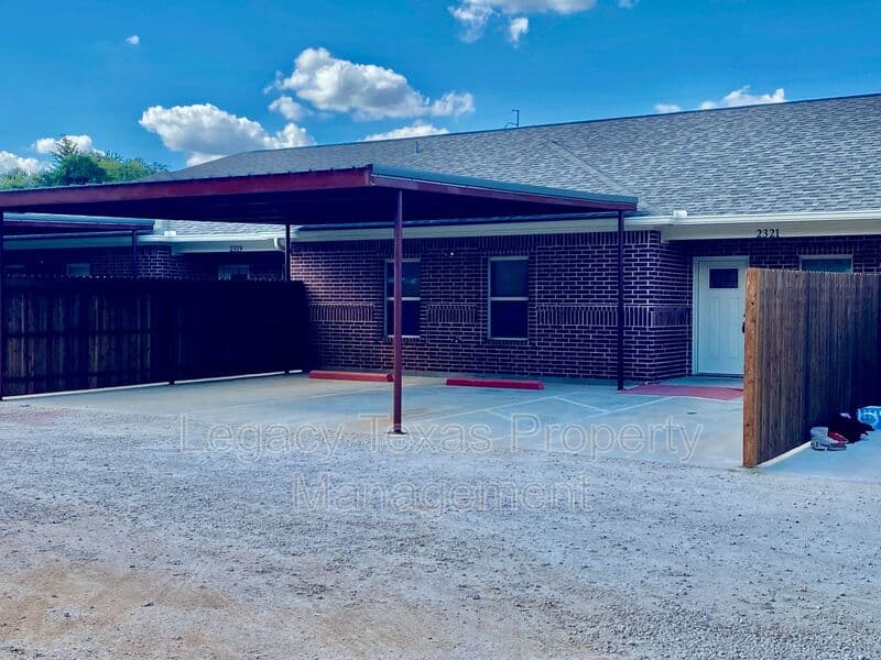 Cleburne House: 2321 CR 704 B