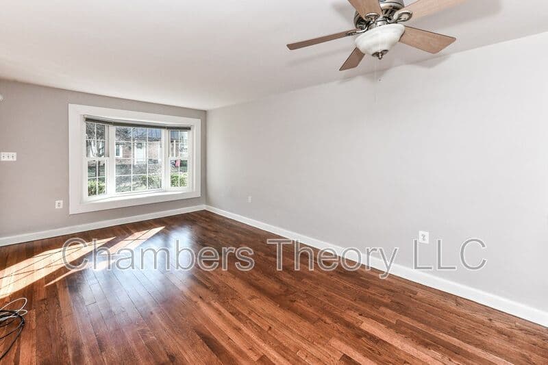 Falls Church Condo: 445 Hampton Ct