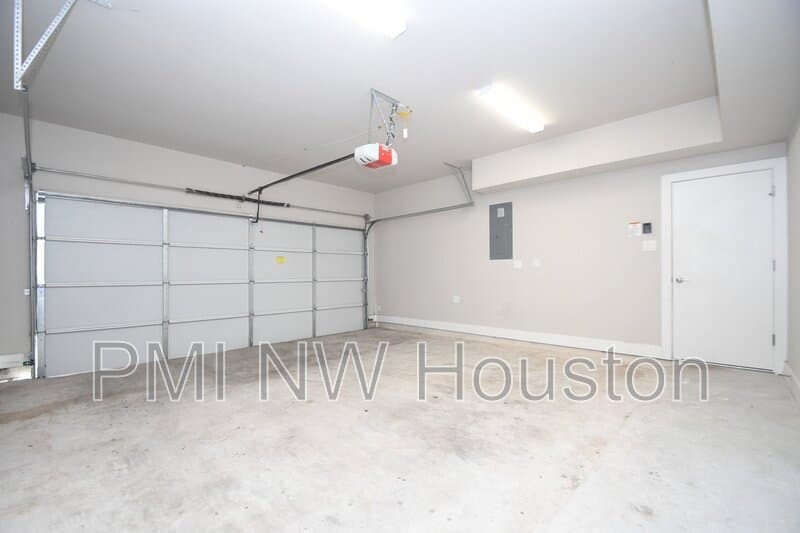 Houston House: 5904 Gardendale Dr
