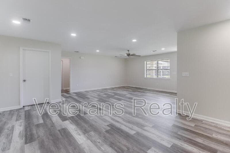Long Beach House: 129 Quarles Street