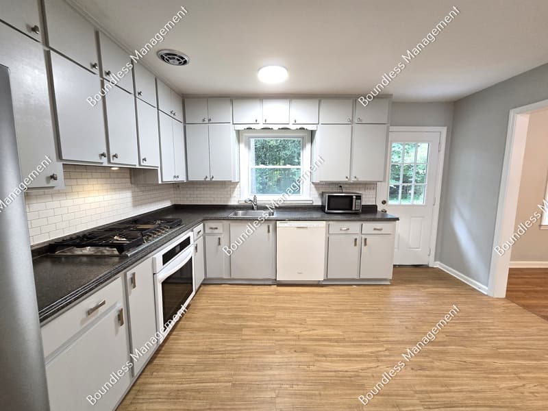 Decatur House: 2233 Leafmore Dr