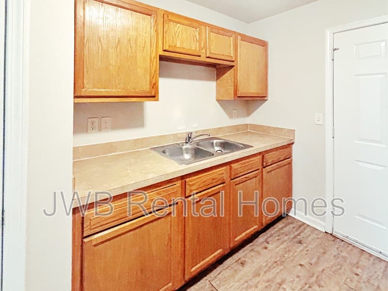 Jacksonville House: 8424 India Ave