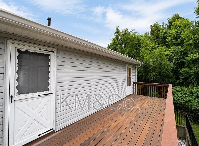 Hillsboro House: 535 Elm Street