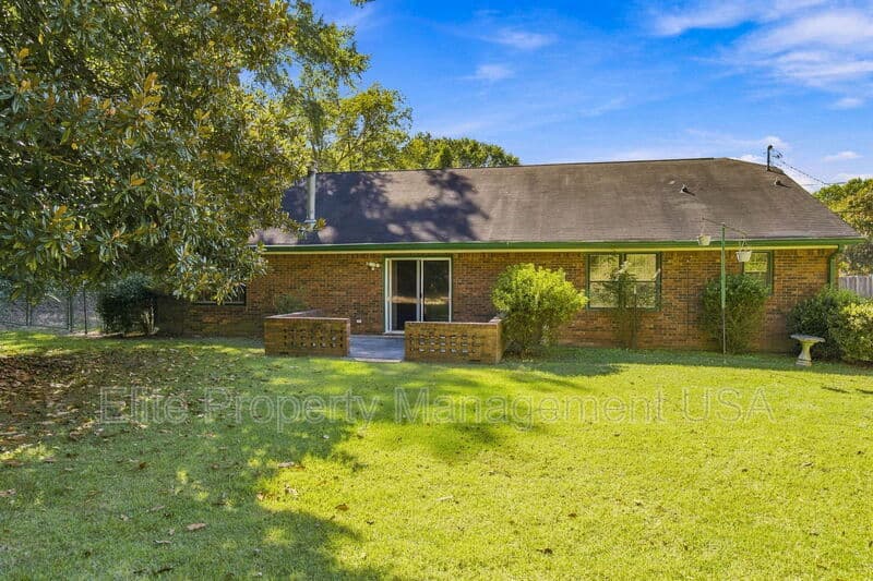 Gainesville House: 1028 Holly Drive